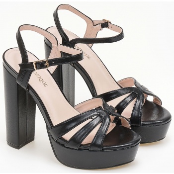 ψηλά πέδιλα με χοντρό τακούνι και φιάπα