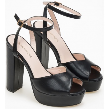 πέδιλα με χοντρό τακούνι και φιάπα 