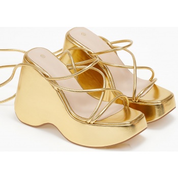 πέδιλα με χοντρό τακούνι και