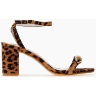 πέδιλα με χοντρό τακούνι...