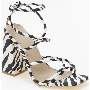 ψηλά πέδιλα με χοντρό τακούνι σε καρέ