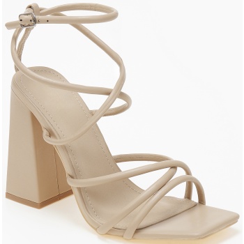 ψηλά πέδιλα με χοντρό τακούνι σε καρέ