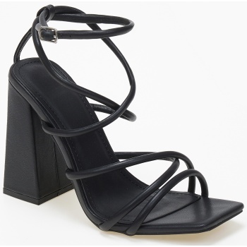 ψηλά πέδιλα με χοντρό τακούνι σε καρέ