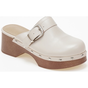 γυναικεία σαμπό με αγκράφα και τρουκς 