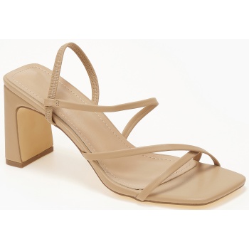 πέδιλα σε καρέ γραμμή με λεπτά λουράκια