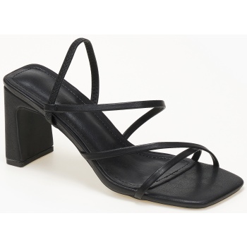 πέδιλα σε καρέ γραμμή με λεπτά λουράκια