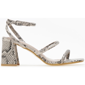 πέδιλα με χοντρό τακούνι σε καρέ γραμμή