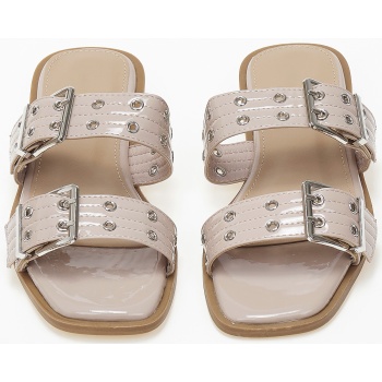 εξώφτερνα σανδάλια με αγκράφες και