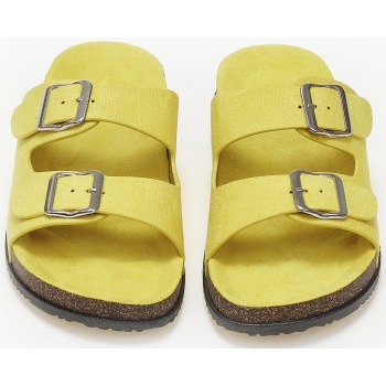 σανδάλια με suede υφή και αγκράφες 