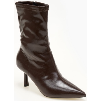 μποτάκια μυτερά με ιδιαίτερο τακούνι 