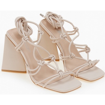 πέδιλα με ιδιαίτερο τακούνι και κόμπους