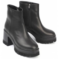  capone outfitters capone women`s round toe boots with zipper at the side, medium heel.
