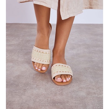 σανδάλια με κεντητές λεπτομέρειες