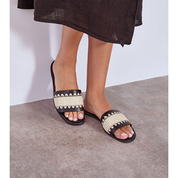 σανδάλια με κεντητές λεπτομέρειες