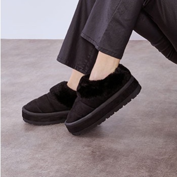 παπούτσια καπιτονέ με γούνα σε προσφορά