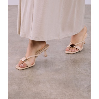 πέδιλα με μεταλλική λεπτομέρεια