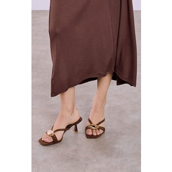 πέδιλα με μεταλλική λεπτομέρεια