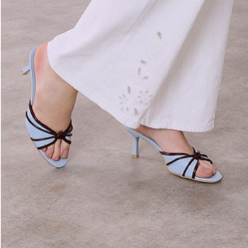 πέδιλα με λεπτομέρειες δερματίνης