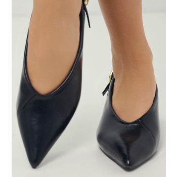 γόβα με μικρό τακούνι & χρυσή αγκράφα σε προσφορά