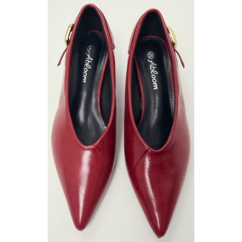 γόβα με μικρό τακούνι & χρυσή αγκράφα σε προσφορά