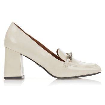 γόβες loafers μπεζ λουστρίνι με αγκράφα σε προσφορά