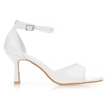 πέδιλα με λεπτό τακούνι και μπαρέτα σε προσφορά