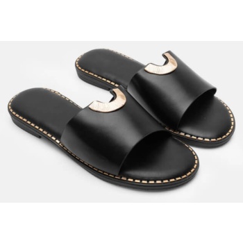 σανδάλια flat με μεταλλική λεπτομέρεια σε προσφορά