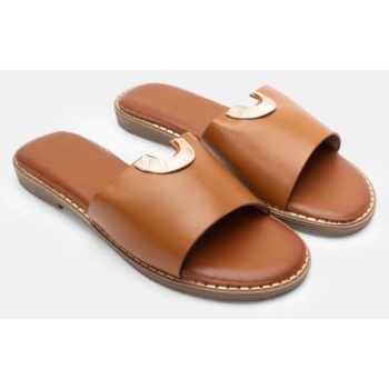 σανδάλια flat με μεταλλική λεπτομέρεια σε προσφορά