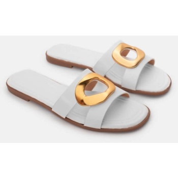 flat σανδάλια με διακοσμητική τόκα  σε προσφορά