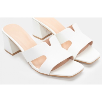 πέδιλα με φαρδιά φάσα & ανοίγματα  σε προσφορά