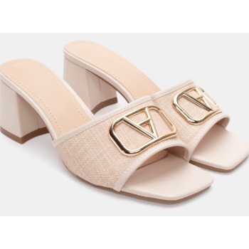 mules με διακοσμητική αγκράφα - μπεζ σε προσφορά