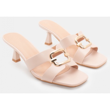 mules με διακοσμητική αγκράφα - μπεζ σε προσφορά