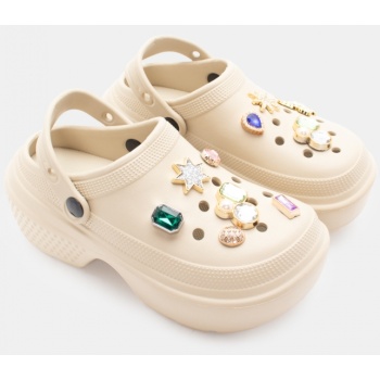 παντόφλες σαμπό με διακοσμητικά  σε προσφορά