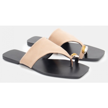 flat σανδάλια με μεταλλική λεπτομέρεια σε προσφορά