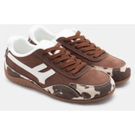 sneakers σε συνδυασμό χρ...