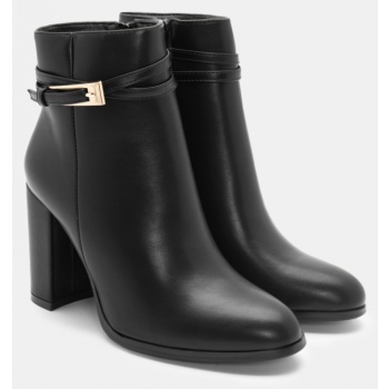 μποτάκια αστραγάλου με χιαστί λουράκια σε προσφορά