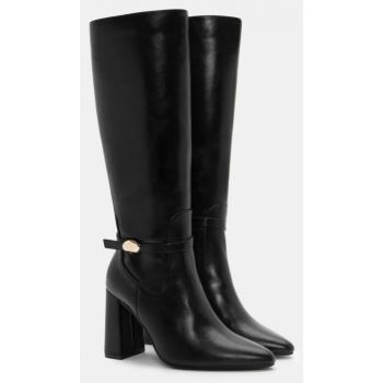 μπότες μυτερές με διακοσμητικό λουράκι σε προσφορά