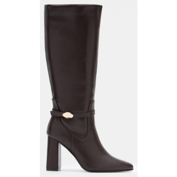 μπότες μυτερές με διακοσμητικό λουράκι σε προσφορά