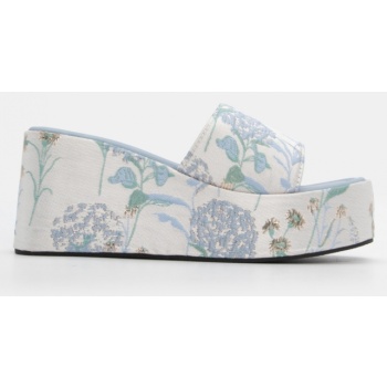 πλατφόρμες με πολύχρωμα λουλούδια  σε προσφορά