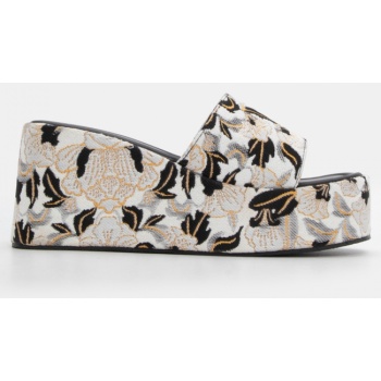 πλατφόρμες με πολύχρωμα λουλούδια  σε προσφορά