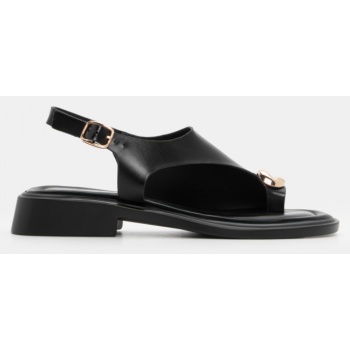 flat σανδάλια με μεταλλική λεπτομέρεια σε προσφορά