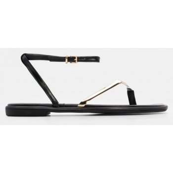 flat σανδάλια με μεταλλική λεπτομέρεια σε προσφορά