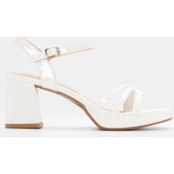 πέδιλα με λουράκια - λευκό-λουστρίνι σε προσφορά