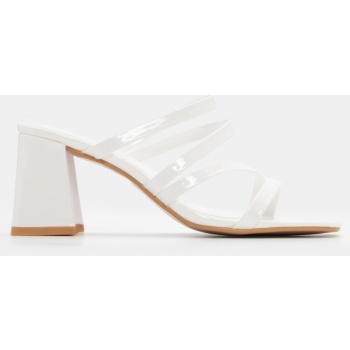 mules με λουράκια - λευκό-λουστρίνι σε προσφορά