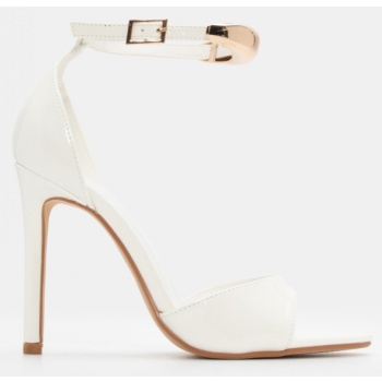 πέδιλα με μεταλλική λεπτομέρεια στην σε προσφορά