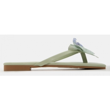 flat σανδάλια με διακοσμητικό λουλούδι σε προσφορά