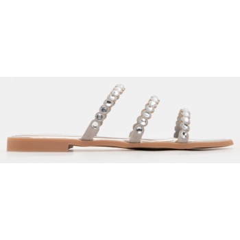flat σανδάλια με διακοσμητικά τρούκς  σε προσφορά