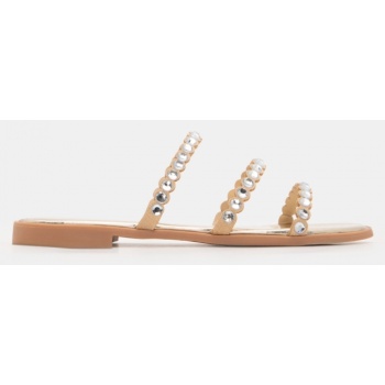 flat σανδάλια με διακοσμητικά τρούκς  σε προσφορά