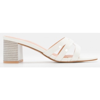 mules με λουράκια - λευκό-λουστρίνι σε προσφορά