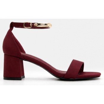 πέδιλα με μεταλλική λεπτομέρεια στην σε προσφορά